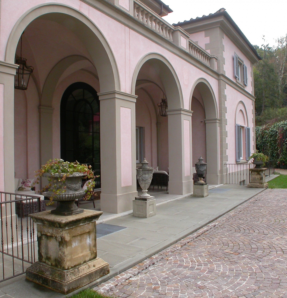 Flooring of Pietra Macigno of Greve finishing flamed and aged - Villino al Grand Hotel Villa Cora - Firenze