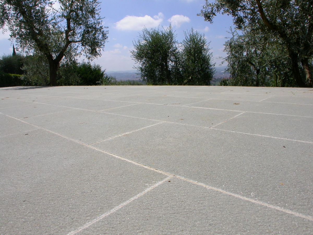 Flooring of Pietra Macigno of Greve finishing hammered