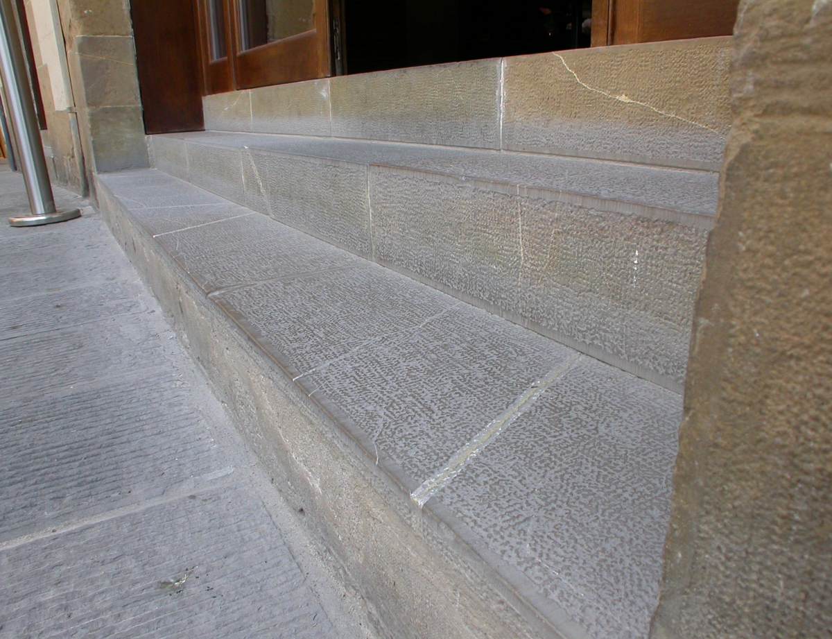 Small stairs in massello of Pietraforte finishing in bush - hammered Piazza Signoria Firenze