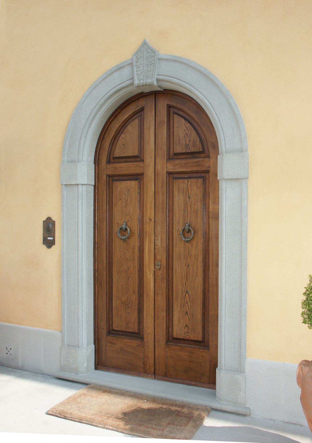 Portale ad arco of Pietra Macigno of Greve