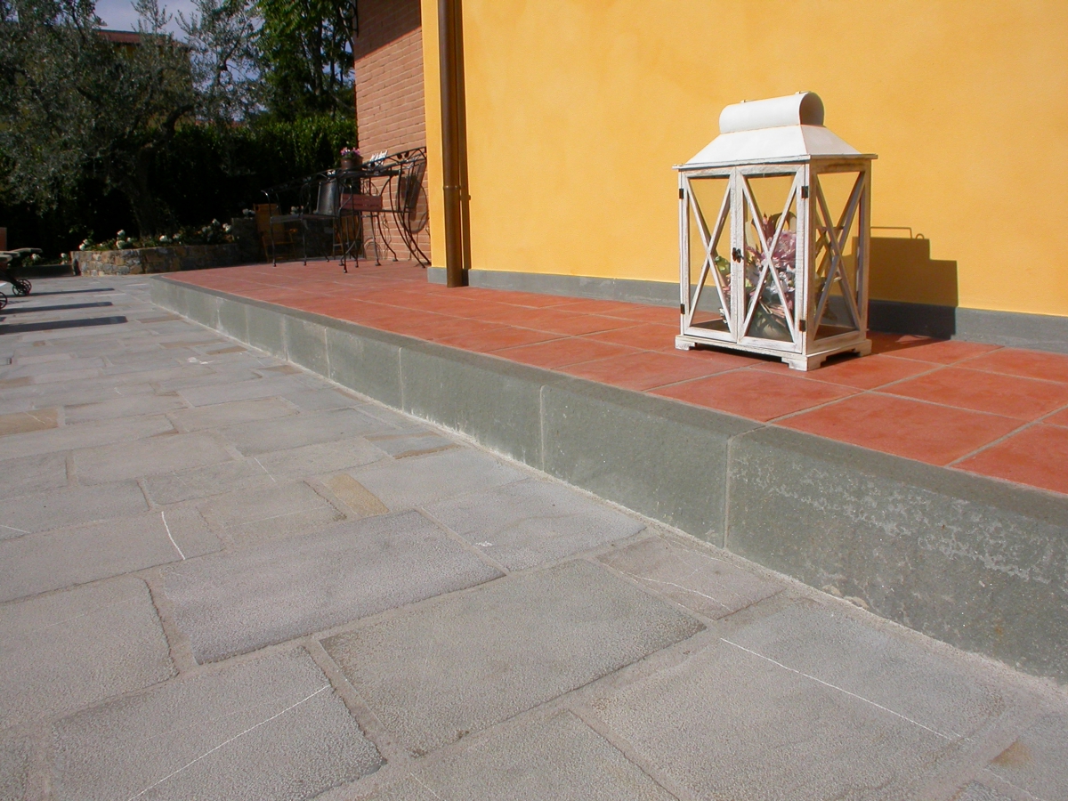 Kerb flamed costa quadra of Pietra Macigno of Greve