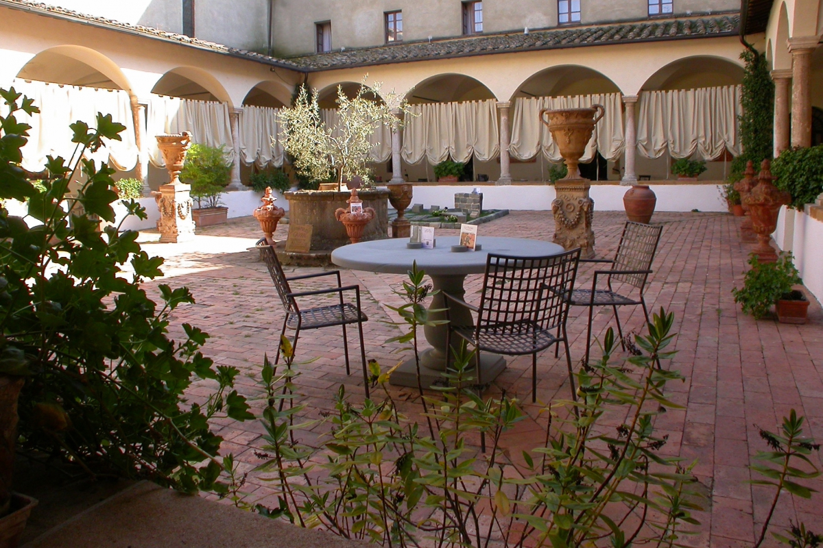 Circular Table of Pietra Macigno of Greve finishing hammered and flex