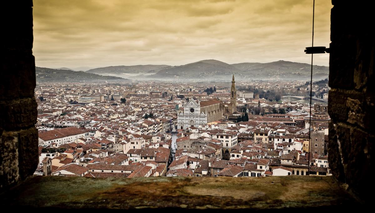 从阿诺尔福塔楼（Torre di Arnolfo）俯瞰圣十字教堂（Santa Croce）街区